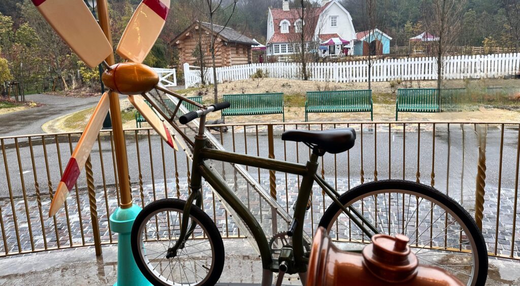 ジブリパーク　魔女の谷　メリーゴーランド　魔女の宅急便　プロペラ自転車