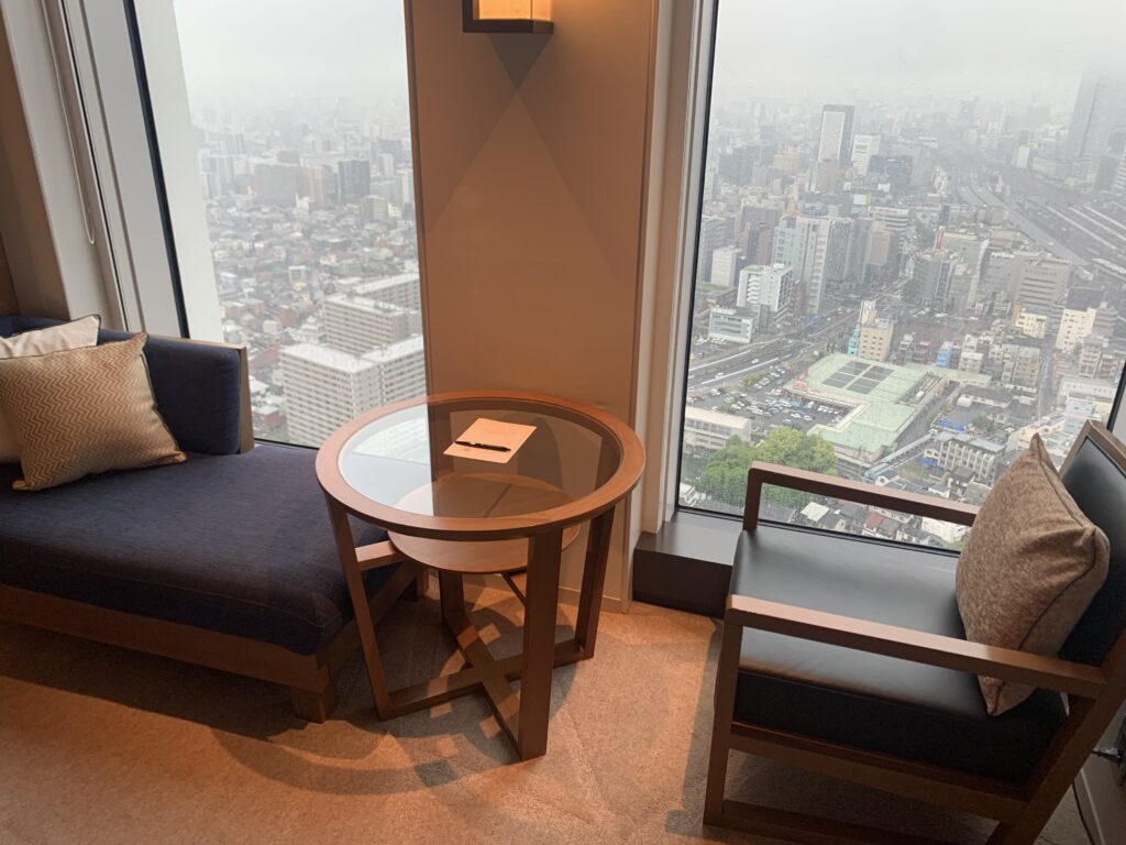 名古屋プリンスホテルスカイタワー　客室　窓際　机　椅子　