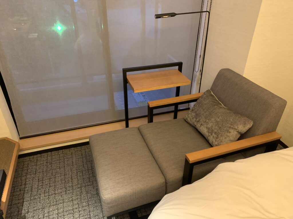 ランプライトブックスホテル　客室　窓際　ベッドチェア