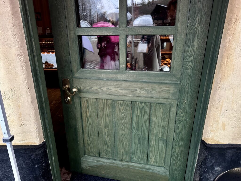 ジブリパーク　魔女の谷エリア　グーチョキパン屋　入り口の扉