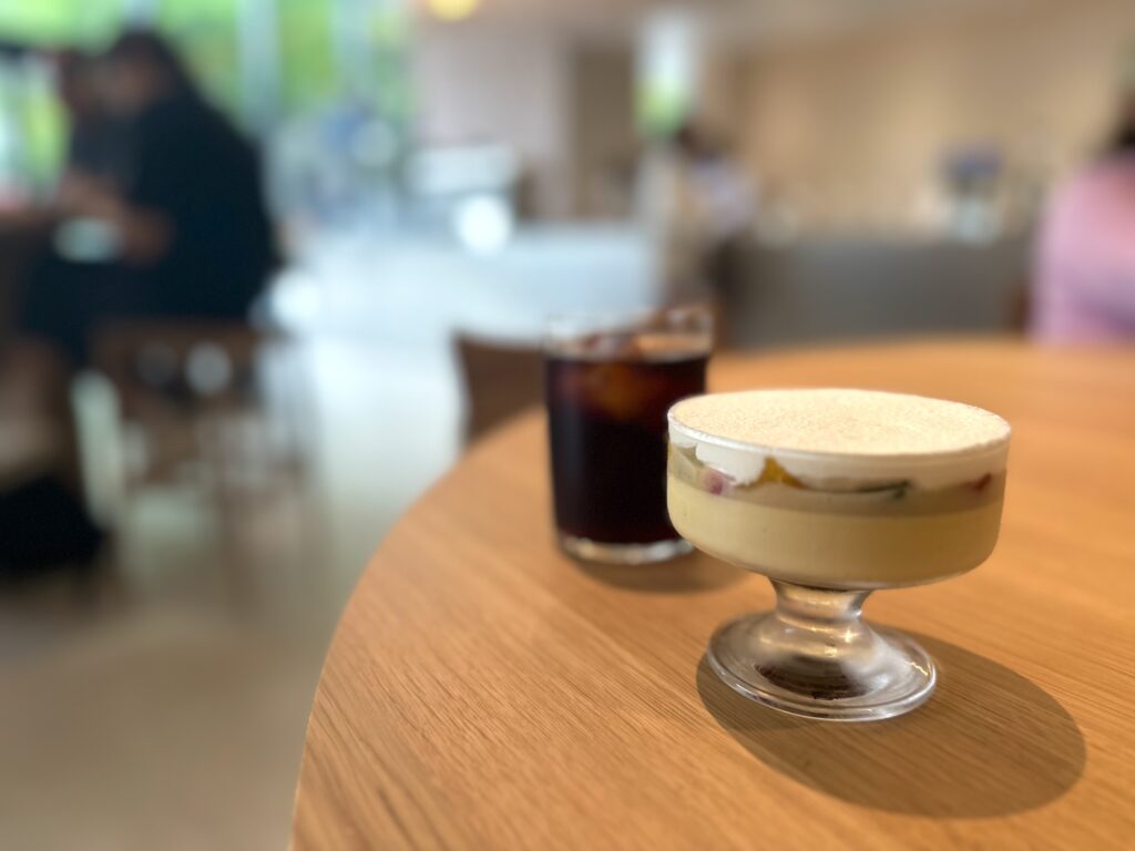 中日ビル ブルーボトルコーヒー名古屋栄カフェ プリンアラモード コールドブリューコーヒーの写真