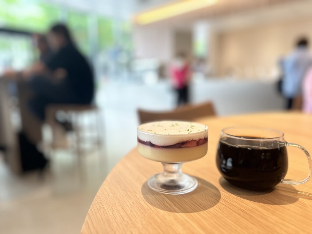 中日ビル　ブルーボトルコーヒー名古屋栄カフェ　プリンアラモード　ドリップコーヒーの写真