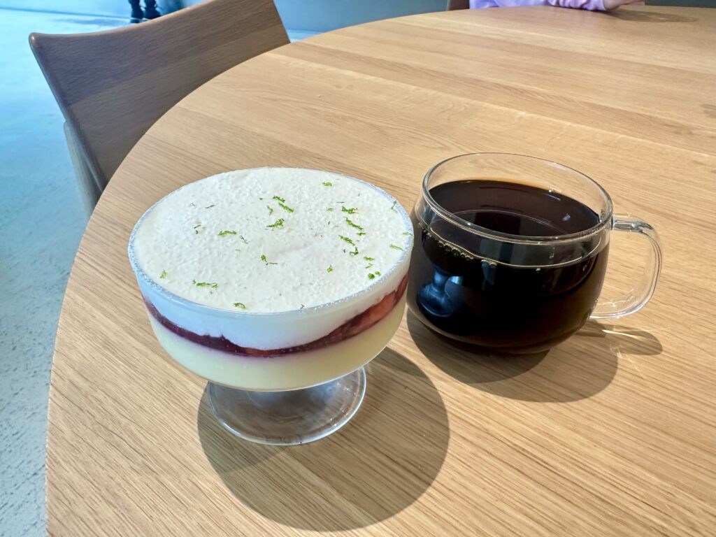 中日ビル ブルーボトルコーヒー名古屋栄カフェ プリンアラモード ドリップコーヒー 上から見た写真