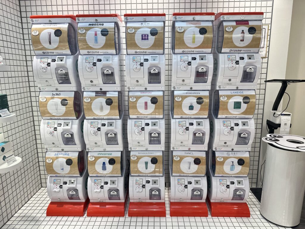 @cosme NAGOYA アットコスメ名古屋　@cosme NAGOYA アットコスメ名古屋　ガチャウォール　ガチャガチャサンプル